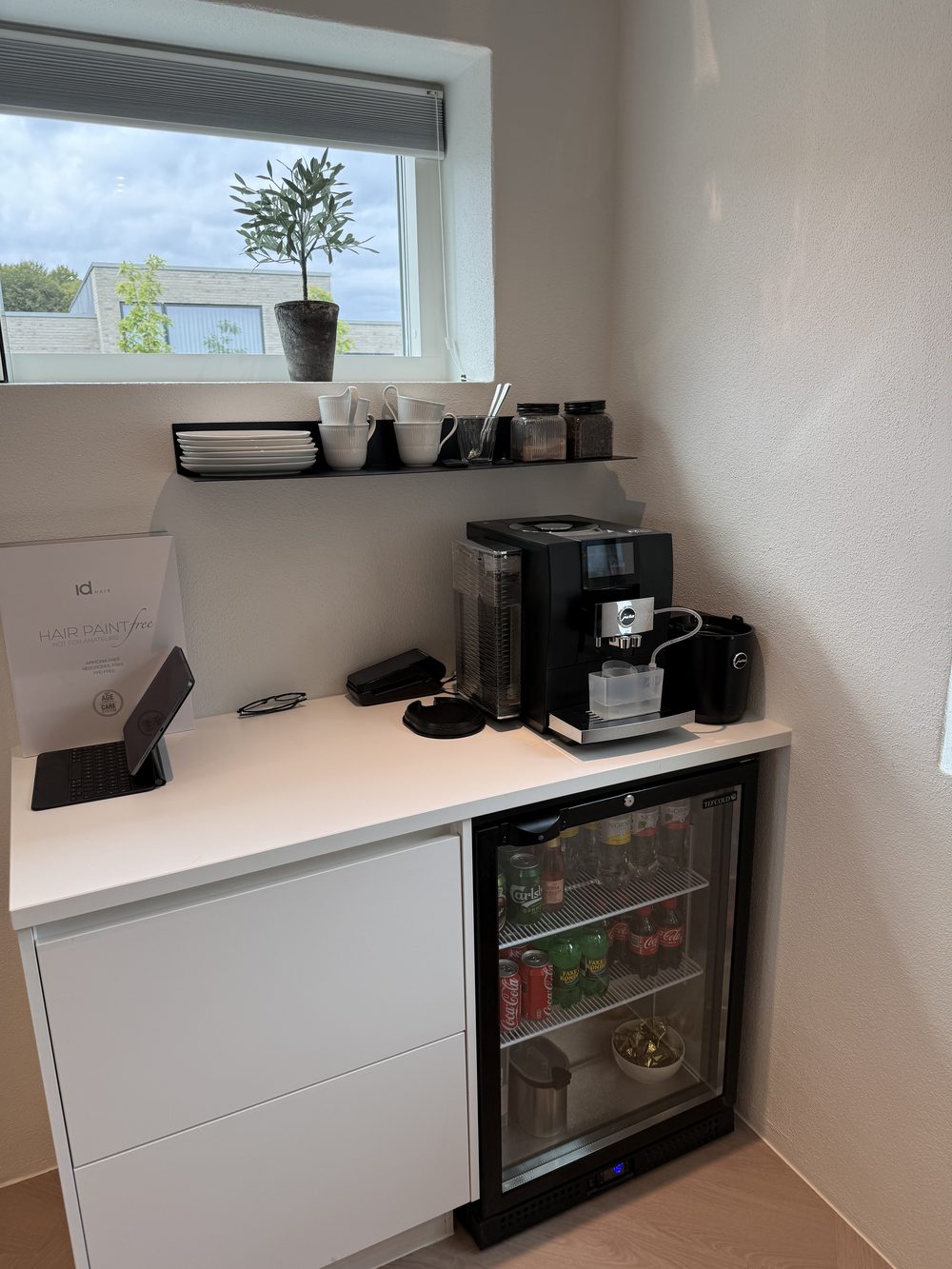Hylde med hårplejeprodukter fra Obsessed