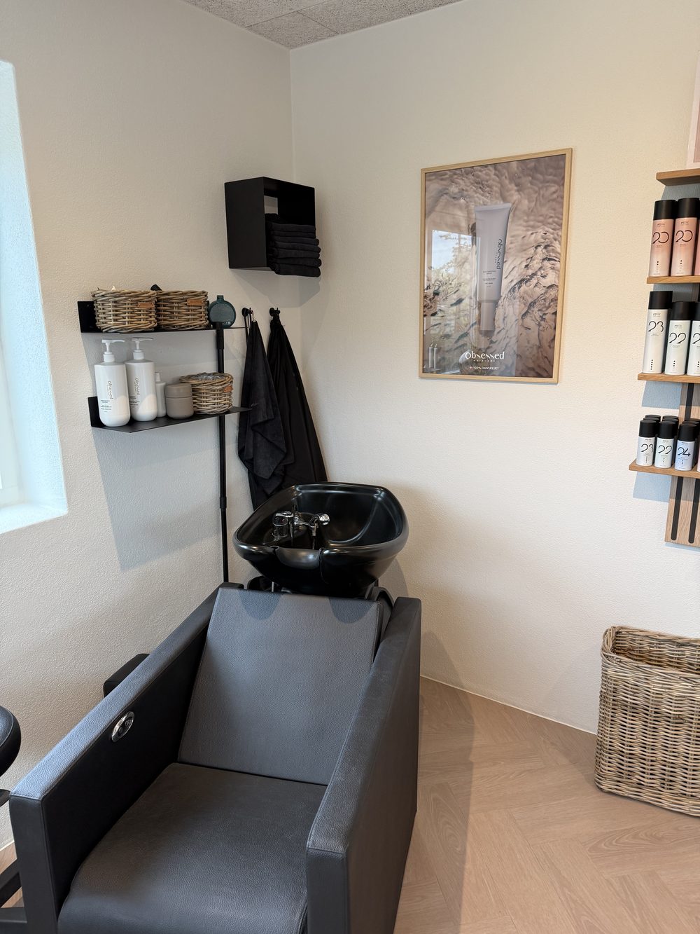 Kaffestation med minikøleskab og drikkevarer